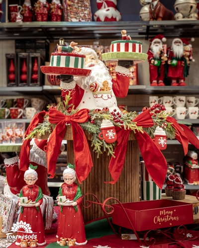Figurines de Père Noël et Mère Noël en rouge et blanc, nœuds rouges et chariot Merry Christmas en jardinerie